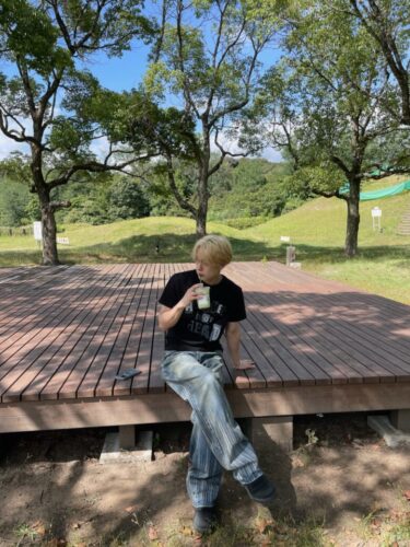 GOTENの手首に光る同じデザインのブレスレット