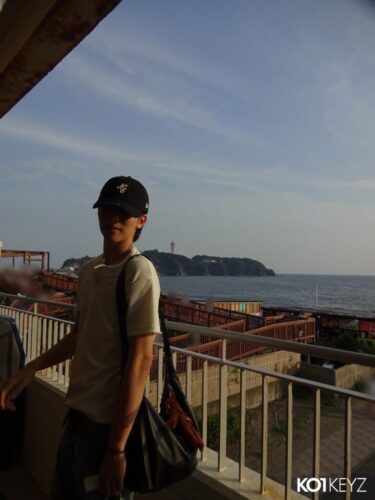 YUKI(後藤結)のコイノート更新写真、背景に江ノ島とみられる島影が写る
