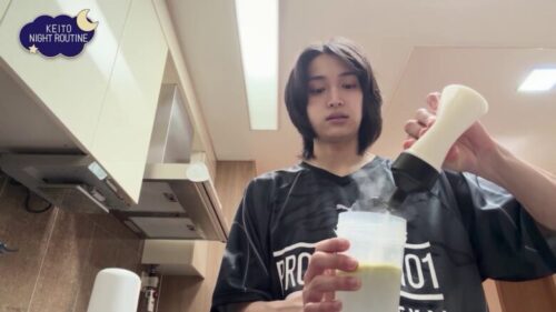 KEITOがプロテインシェイカーを振っているシーン