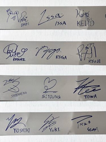 KO1KEYZ 1ST FAN MEETINGの銀テープ、12人全員分のサイン入り