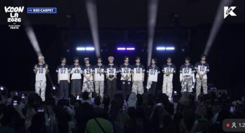 KCON LA 2026のレッドカーペットに登場したKO1KEYZ、紺×白のジャージ風衣装