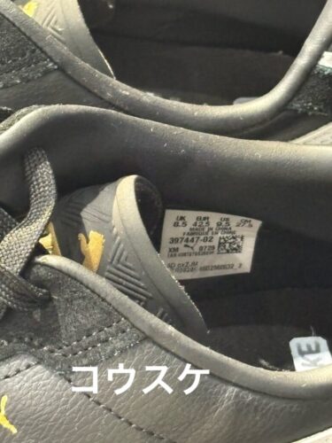 タワーレコード渋谷店の新世界衣装展示で撮影された、KOSUKEのシューズサイズタグ(型番397447-02)