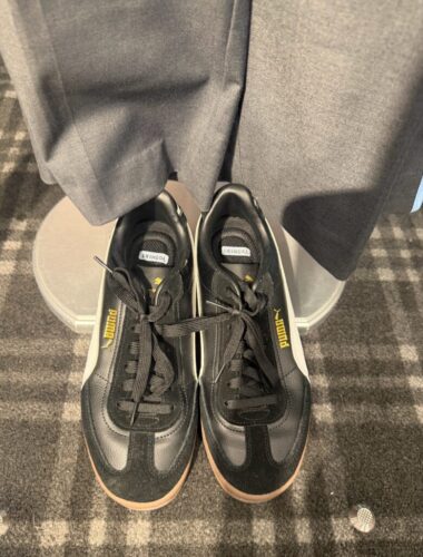 HMV展示で撮影された、YOSHIKI着用のPUMA CLUB II ERA本体