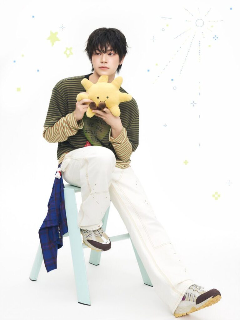 照井康祐(KOSUKE)がJellycatの太陽のぬいぐるみを抱っこするCONCEPT PHOTO #2
