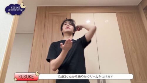 KOSUKEがDAIKIから借りたクリームをつけているシーン
