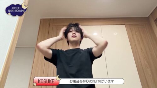 KOSUKEが髪にヘアミルクをつけてドライヤーで乾かしているシーン