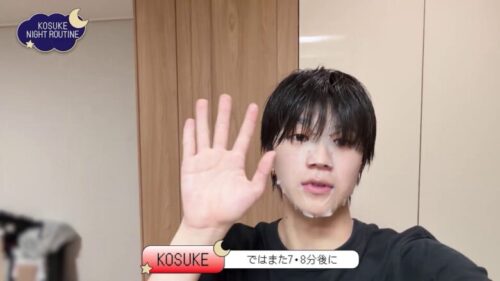 KOSUKEがシートパックをつけているシーン