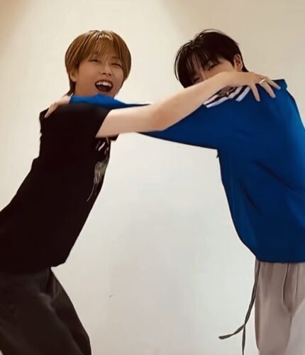 SIYOUNGとのダンス動画で、Givenchyの黒Tシャツを着用するTOWA