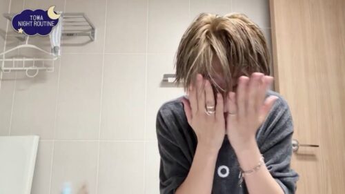 洗顔中のTOWAが着用しているグレーの部屋着トップス
